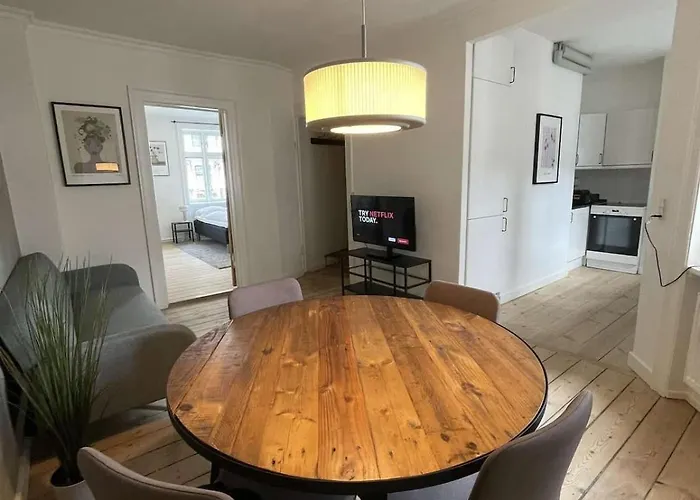 Amazing 2-Bedroom By The Lakes