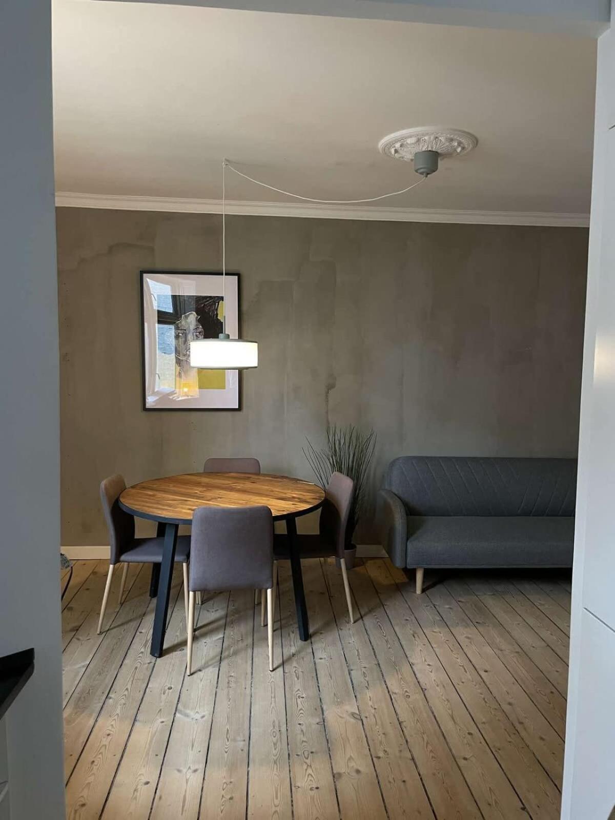 Amazing 2-bedroom By The Lakes