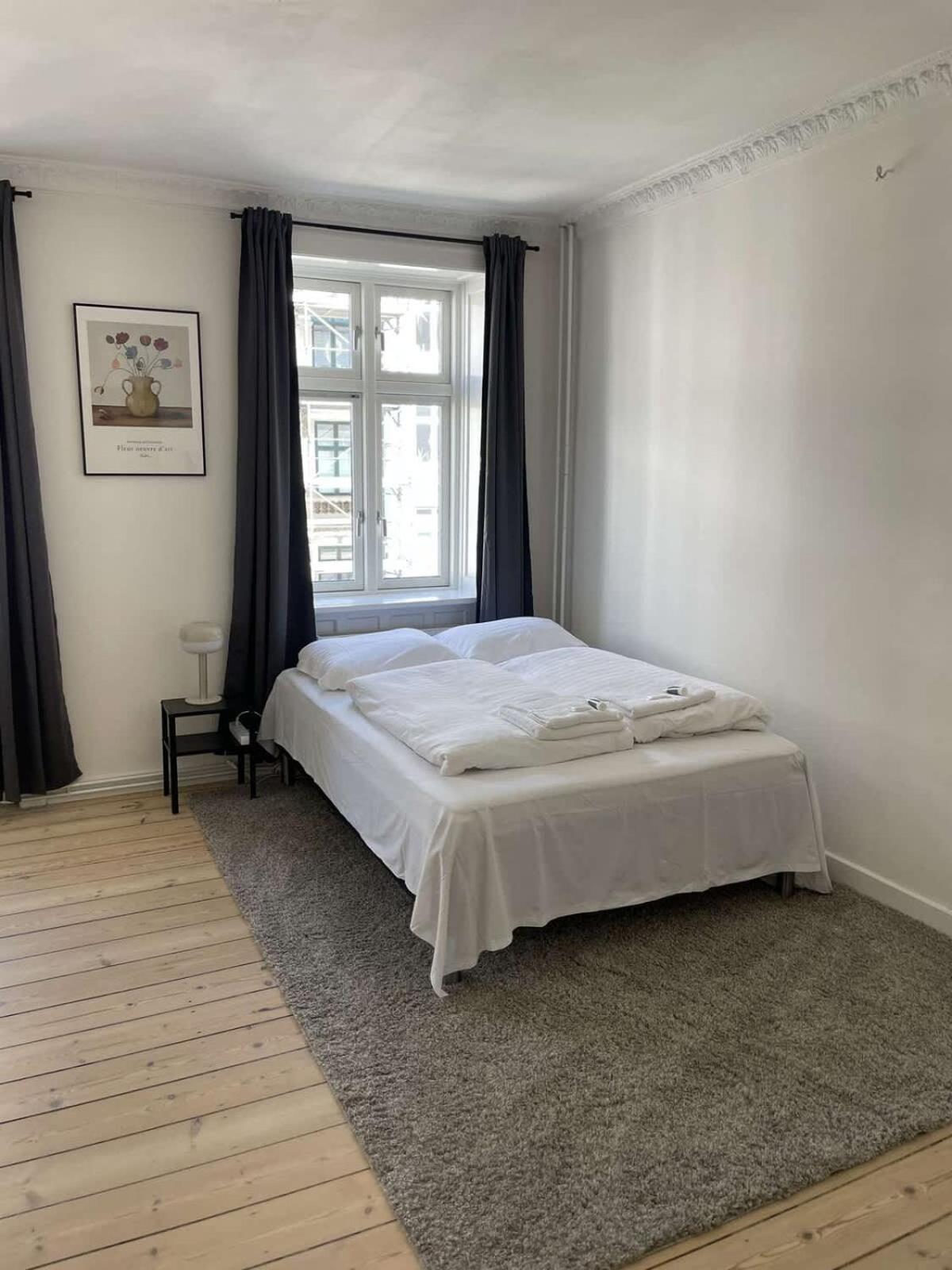 Amazing 2-bedroom By The Lakes Apartment