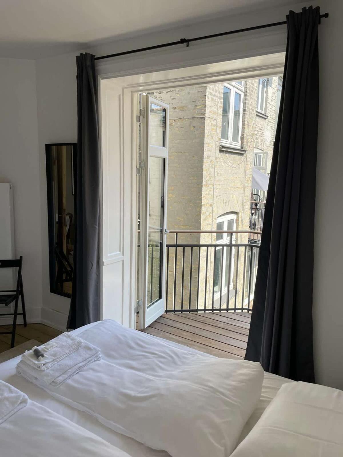 Amazing 2-bedroom By The Lakes Apartment