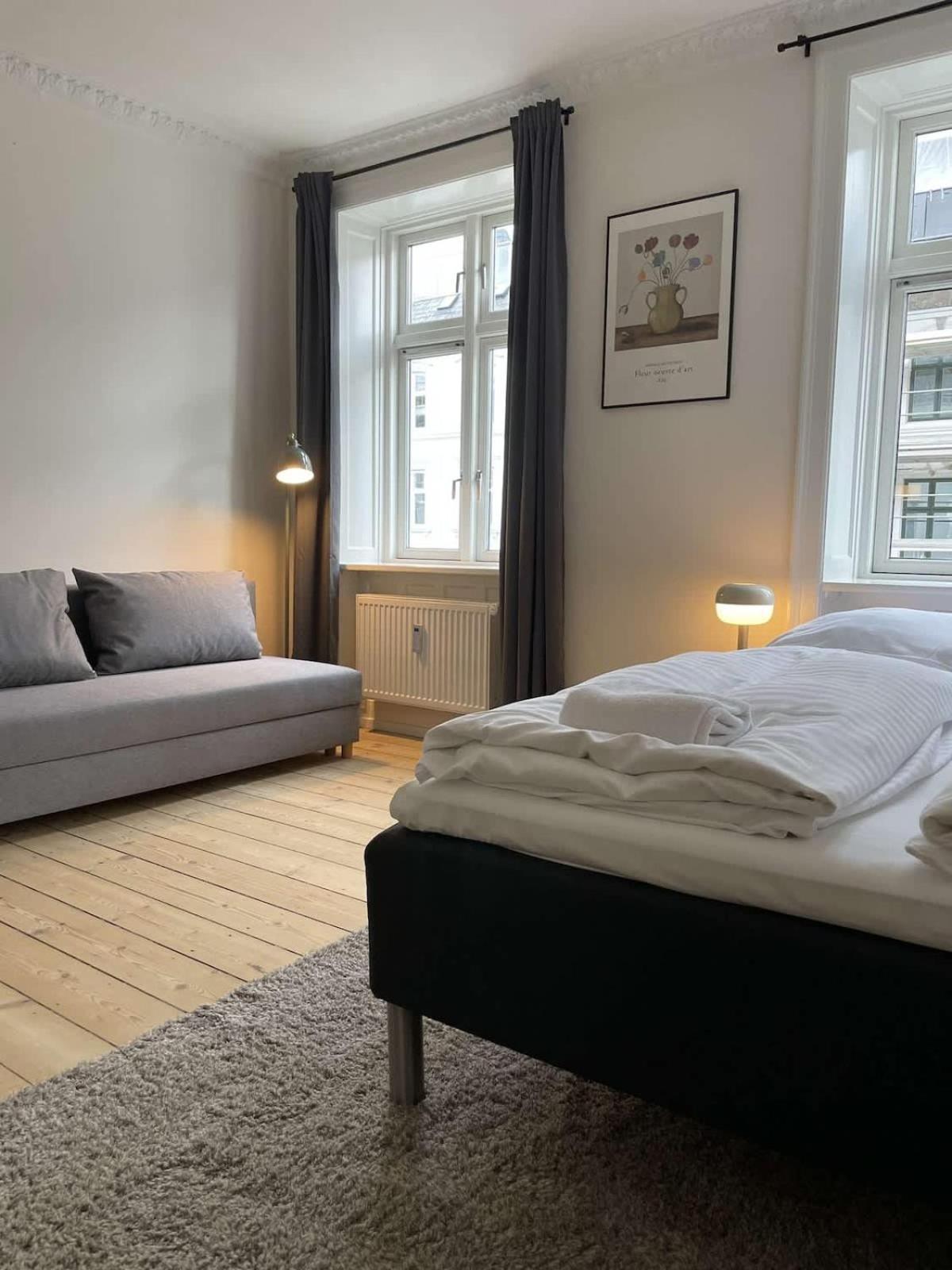 Amazing 2-bedroom By The Lakes Apartment *