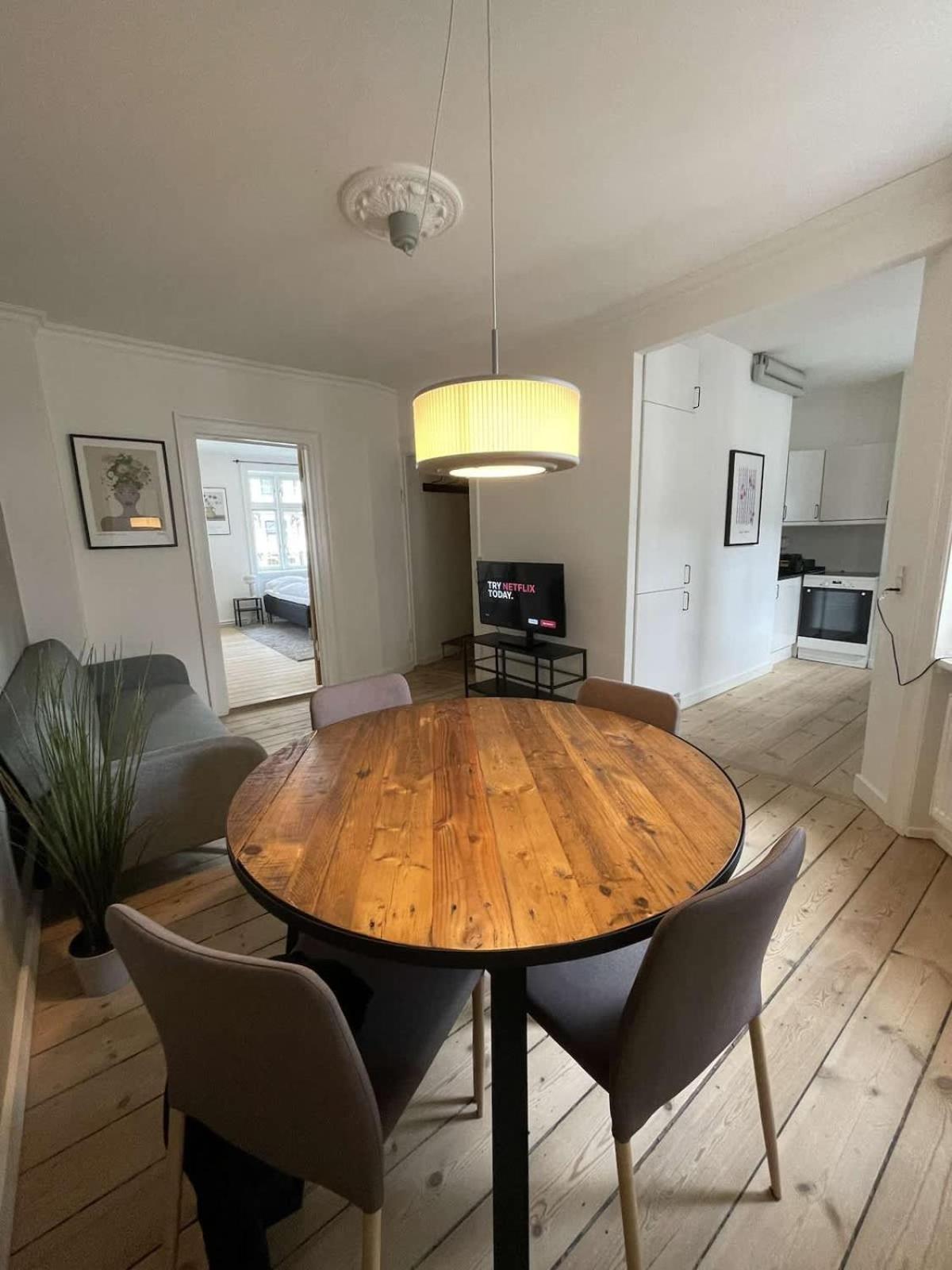 Amazing 2-bedroom By The Lakes *